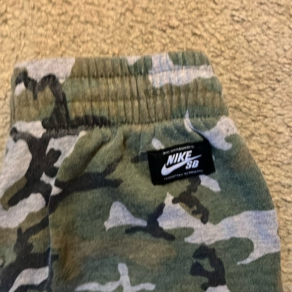Nike Kids Camouflage Joggers with Logo - Picture 4 of 4